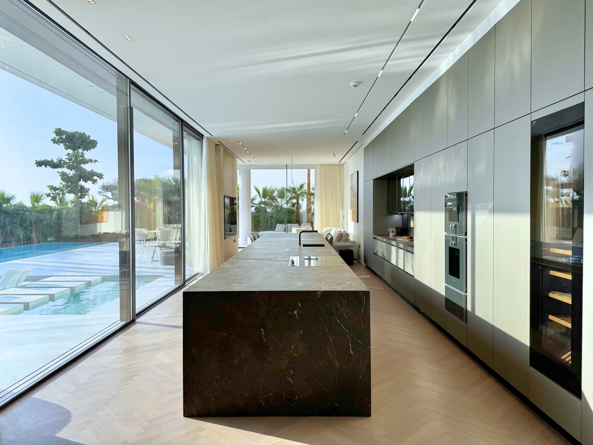 Kitchen countertops that carry the whole composition